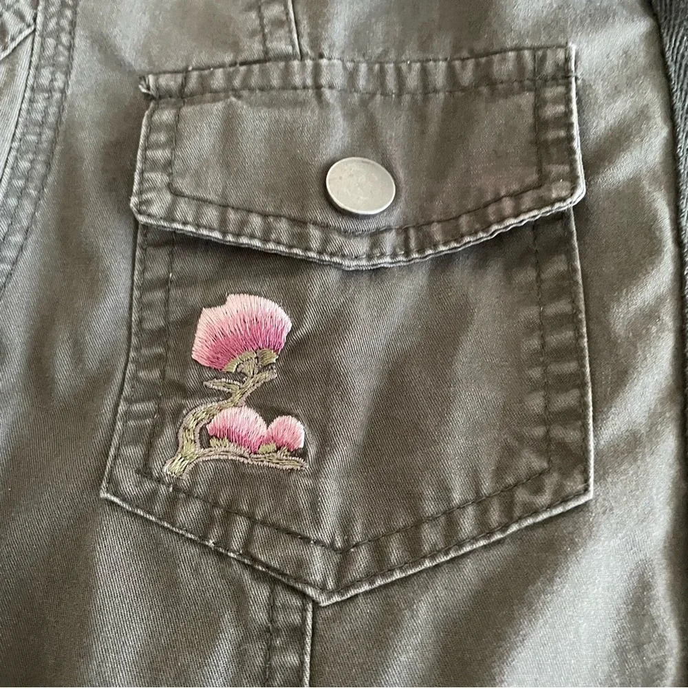 Army Green Jacket W/ Pink Flower Embroidery Small Boho Grunge 90’s Y2K - Picture 4 of 14